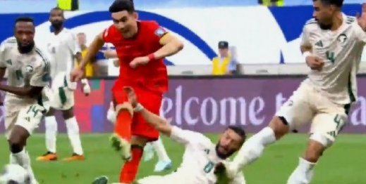 半场：U17中国0-1日本，中国角球丢球，秦子牛救险