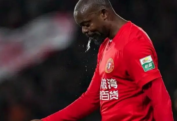 中超-严鼎皓反戈 辽宁铁人两度扳平2-2三镇终结6连败
