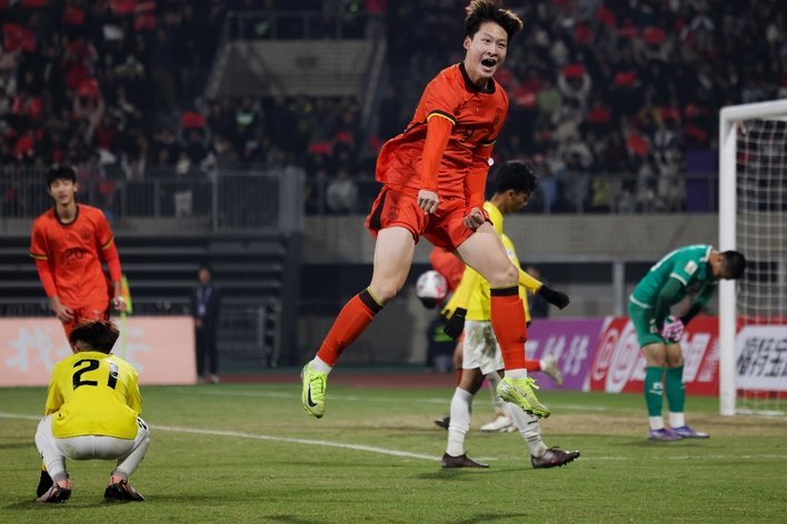 U17硬仗上半场：赵松源头球惊险造险，战术攻防并济