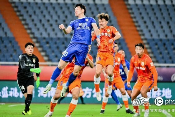 刘洋、郑铮后场失误，绍尔直接兜射远角击中立柱弹出