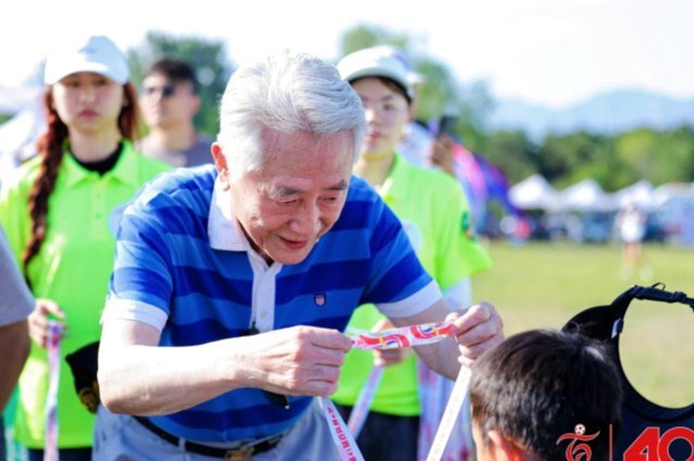 足球报：谢晋家人为陪伴其踢球付出很多，年投入30-40万元7437