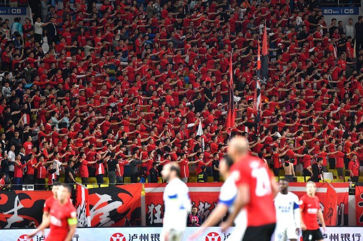 成都中超观众狂欢 8场破两万