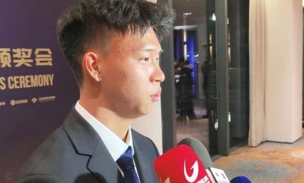 王钰栋外网发动态。这动作是不是会有很多猜测？