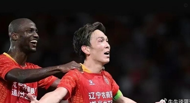 邦本铲球致罗竞小腿受伤，裁判竟未吹罚