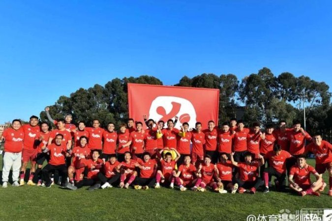 下午三点，足球友谊赛精彩上演